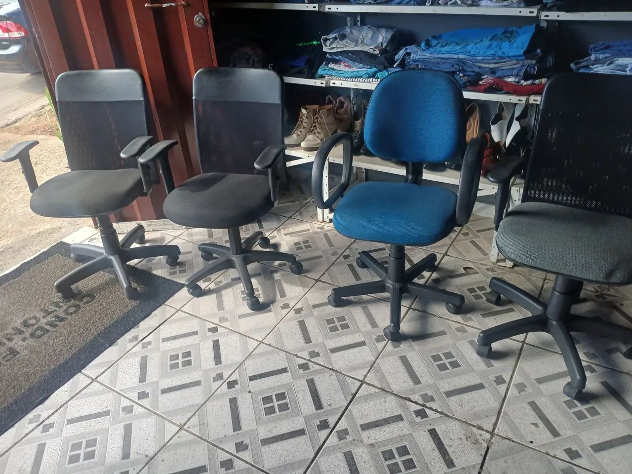 Cadeiras vermelha e a azul e  preta  R$ 100,00 cada