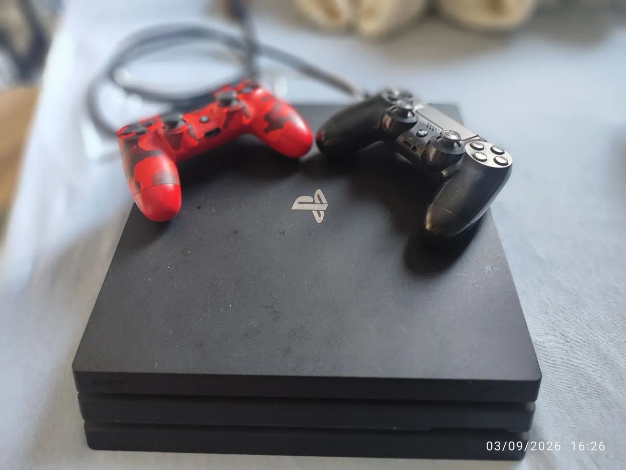 PS4 Pro 1TB Completo com 2 Controles DUALSHOCK 4 - Foto 2