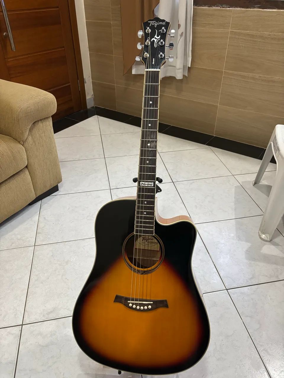 Violão elétrico muito conservado 