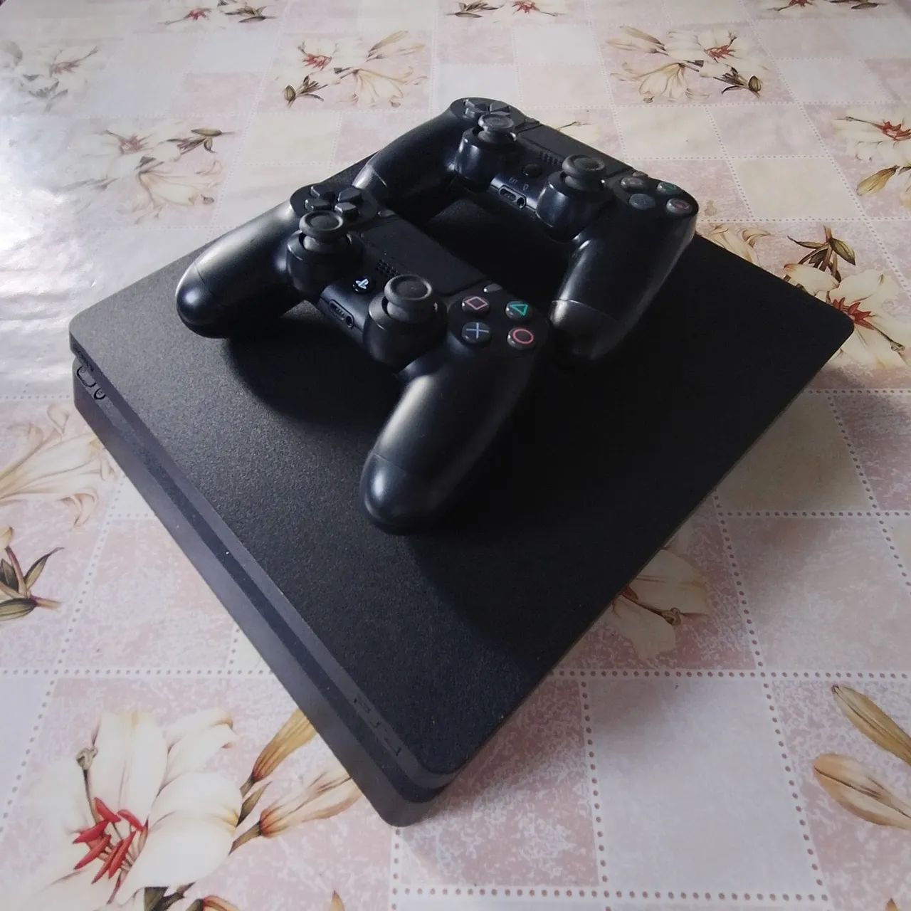 PS4 Slim 1TB (2 Controles)