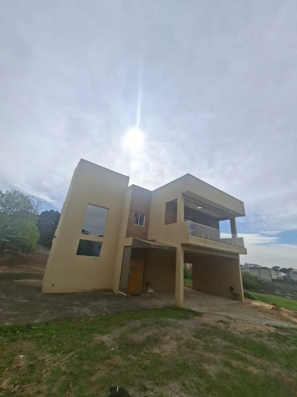 Aluga-se sobrado com ótima localização 