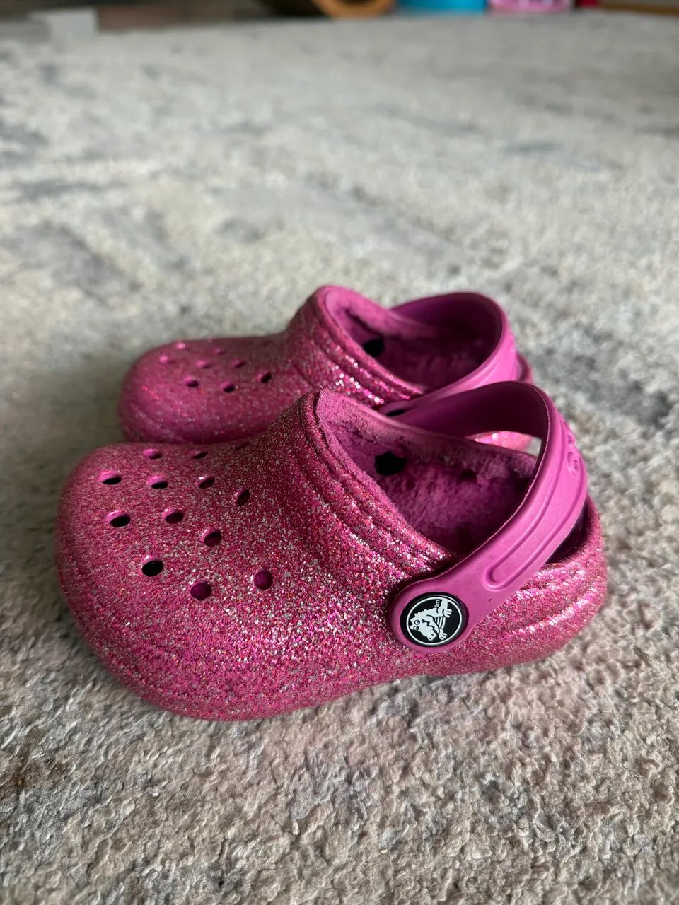Sandalia Crocs Rosa Acolchoada  - Foto 4