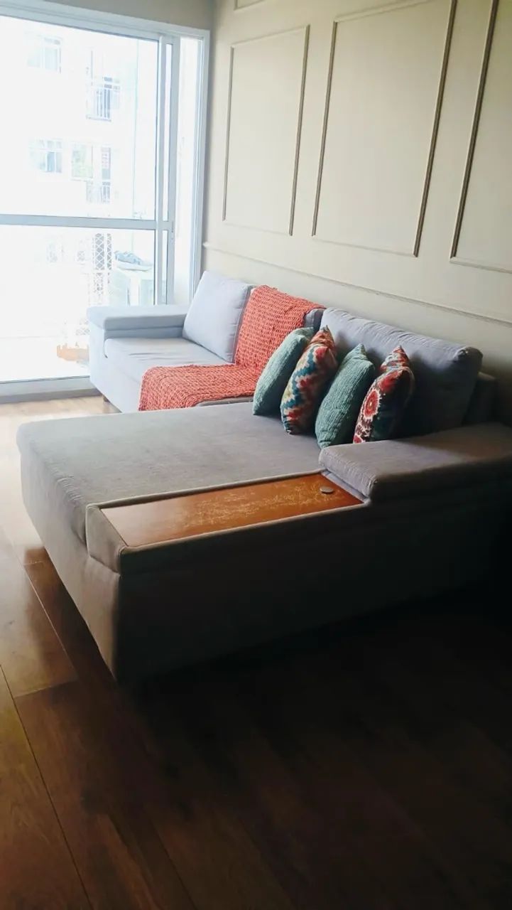 Sofá 5 Lugares com Chaise Direito Clássico com Entrada USB Linho Bege