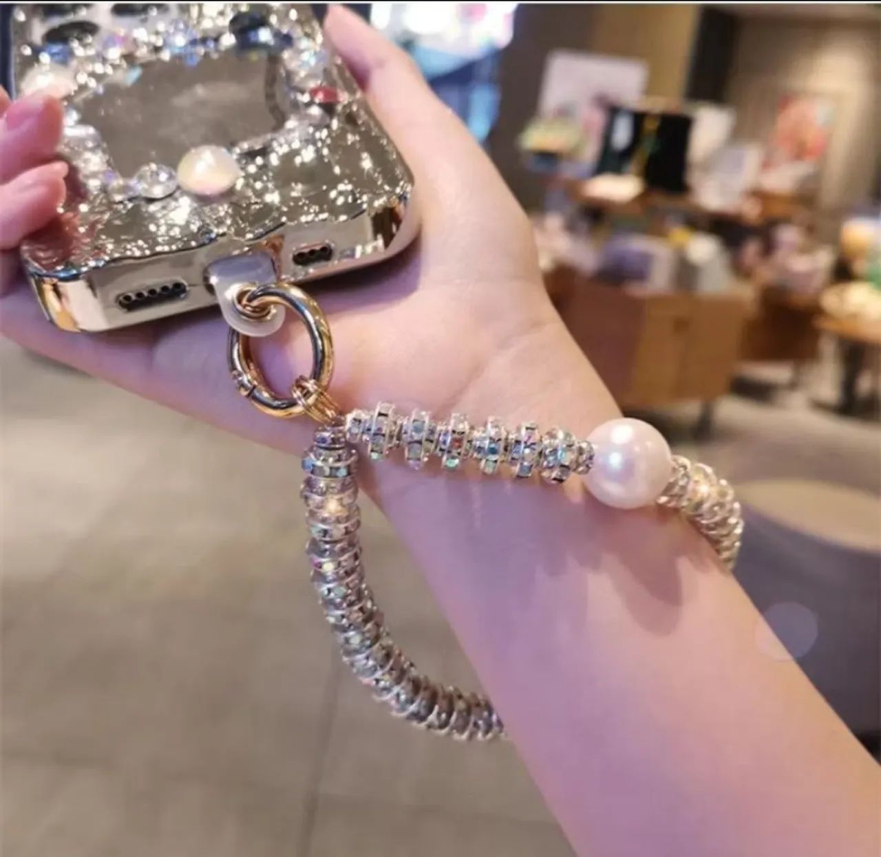 Pulseira/chaveiro luxo com strass e pérola para capa celular  - Foto 2