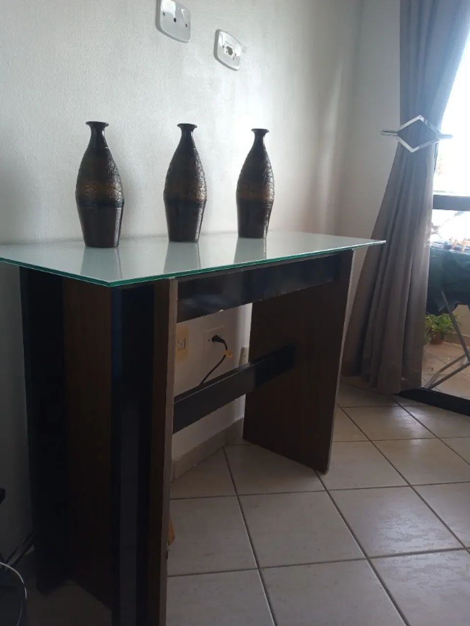 Mesa de jantar de vidro plotado em branco com aparador  - Foto 2