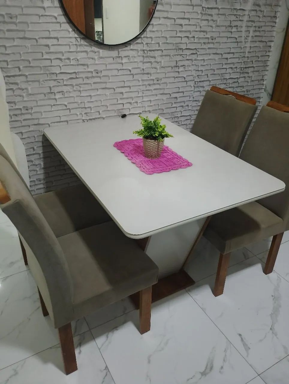 Mesa de jantar com 4 cadeiras. - Foto 2
