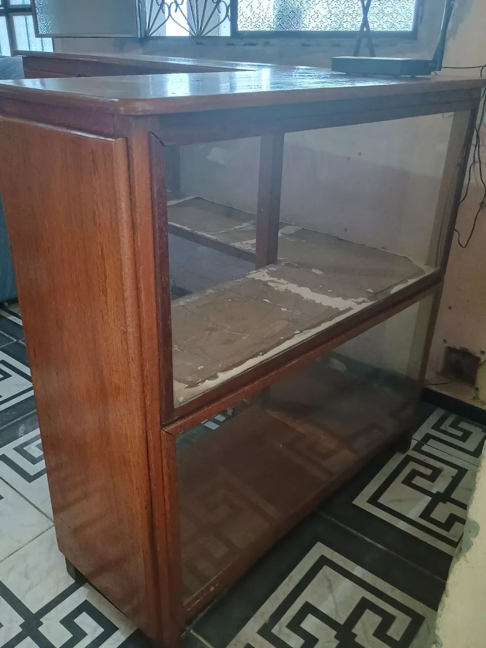 Vendo Balcão em L de Madeira com Vitrine de Vidro - Resistente - Foto 4