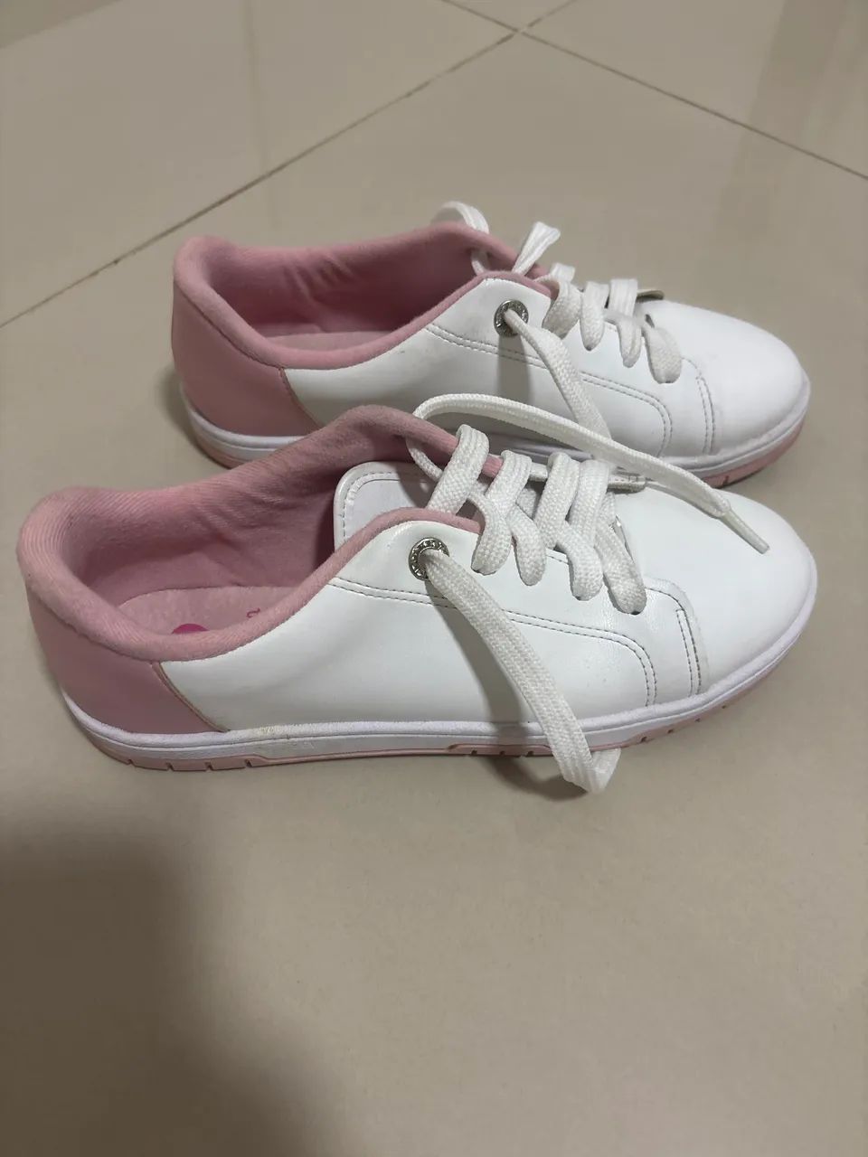 Tênis Molekinha Branco com detalhe rosa tamanho 35 - Foto 2