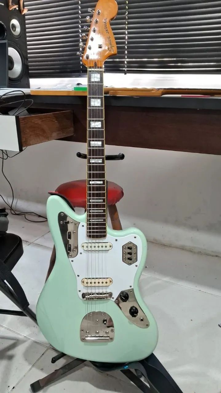 あ*た様 Squier classic vibe 70s Jaguar 改造品 Squier Jaguar Classic Vibe 70s Custom com upgrades - Instrumentos