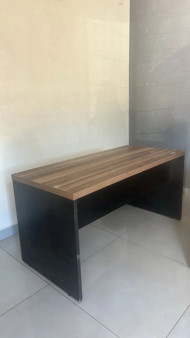 Mesa e 2 gaveteiros