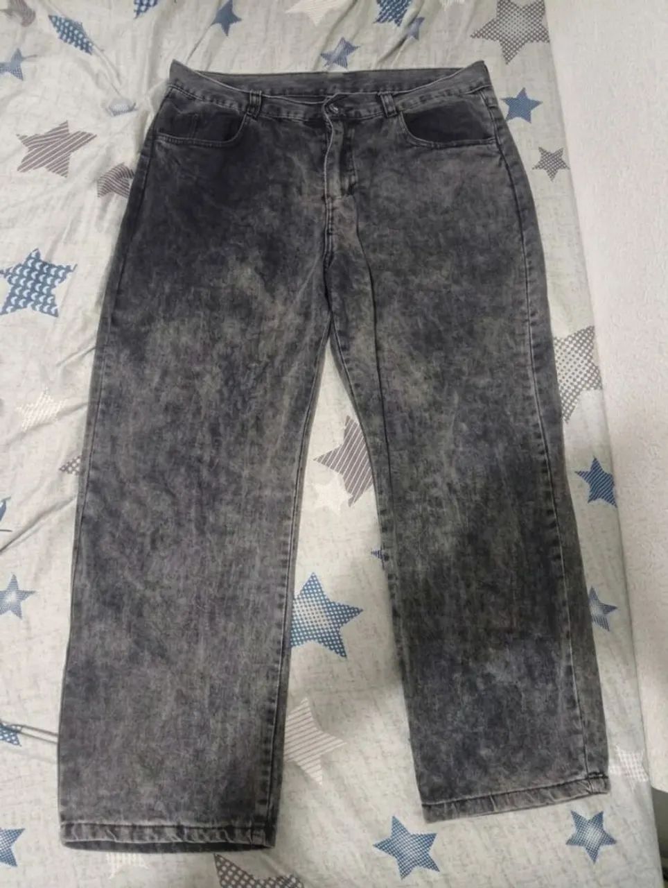 calça jeans estilo acid wash