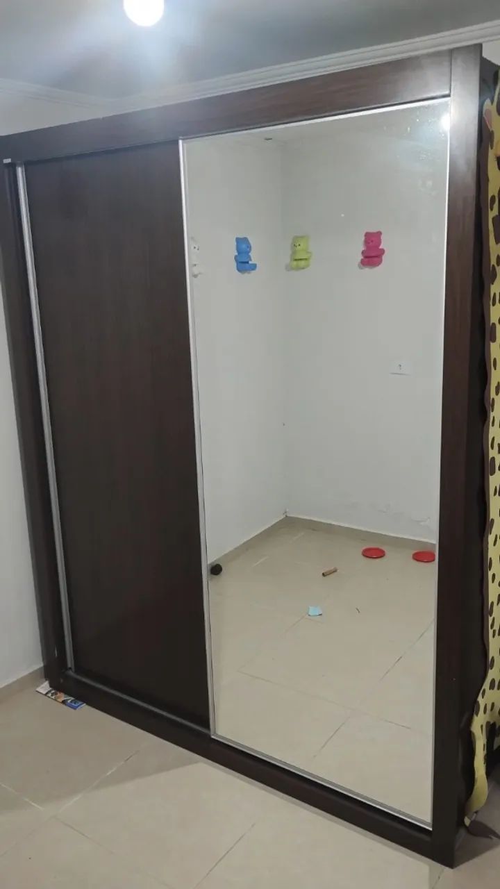 GUARDA ROUPA COM ESPELHO NA PORTA