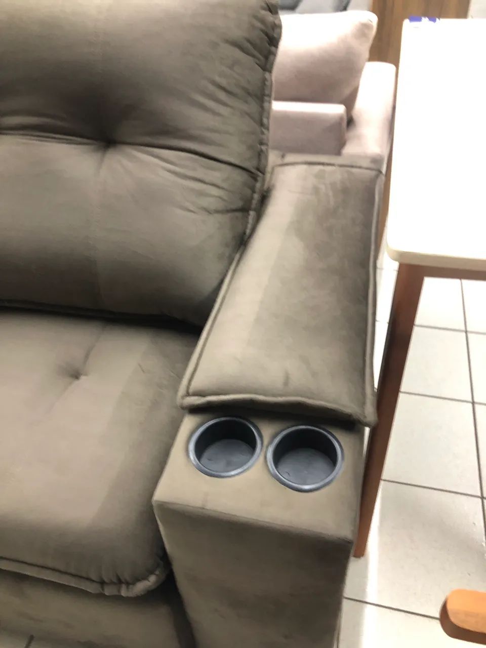 Sofá com porta copo NOVO  - Foto 4