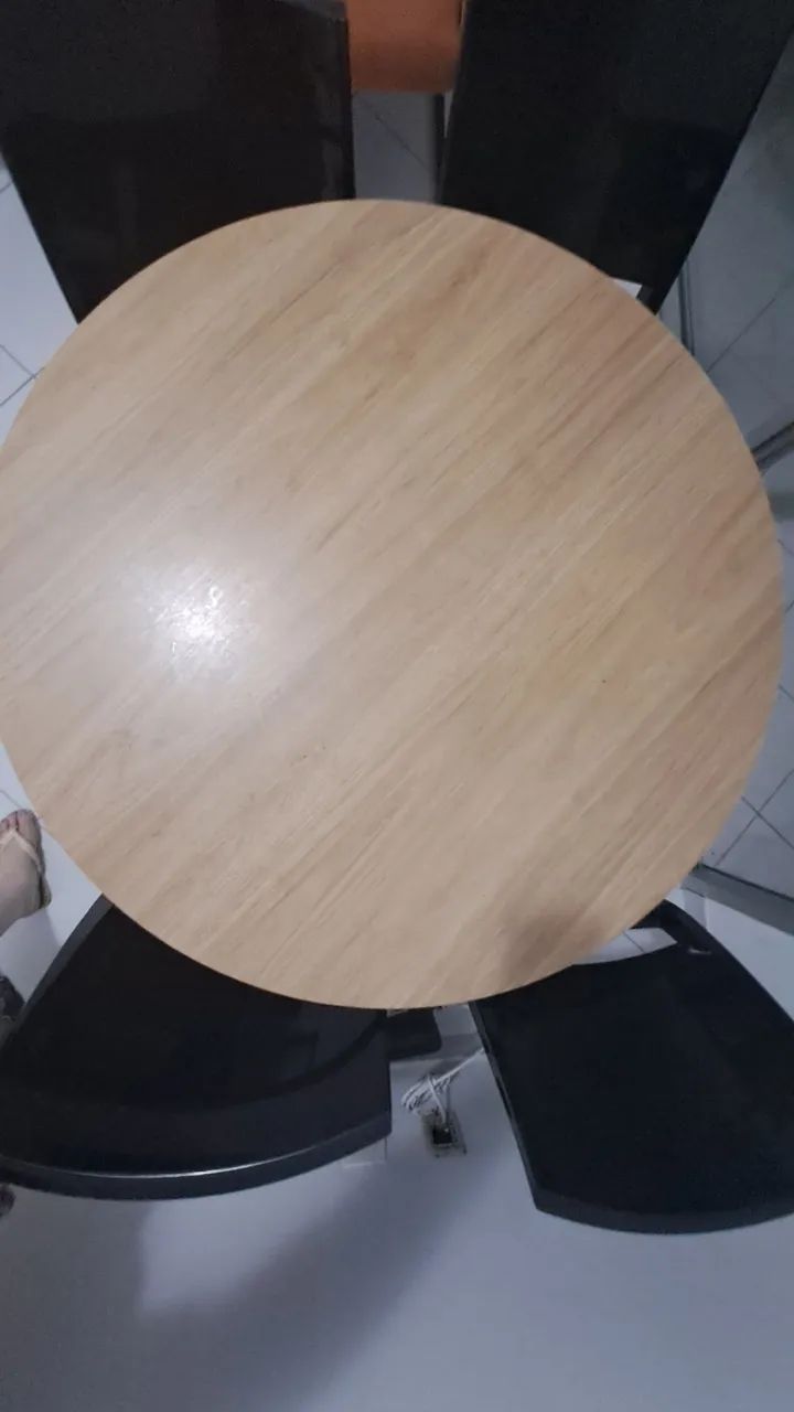 Cunjunto mesa de jantar com 4 cadeiras - muito conservada e linda - Foto 2
