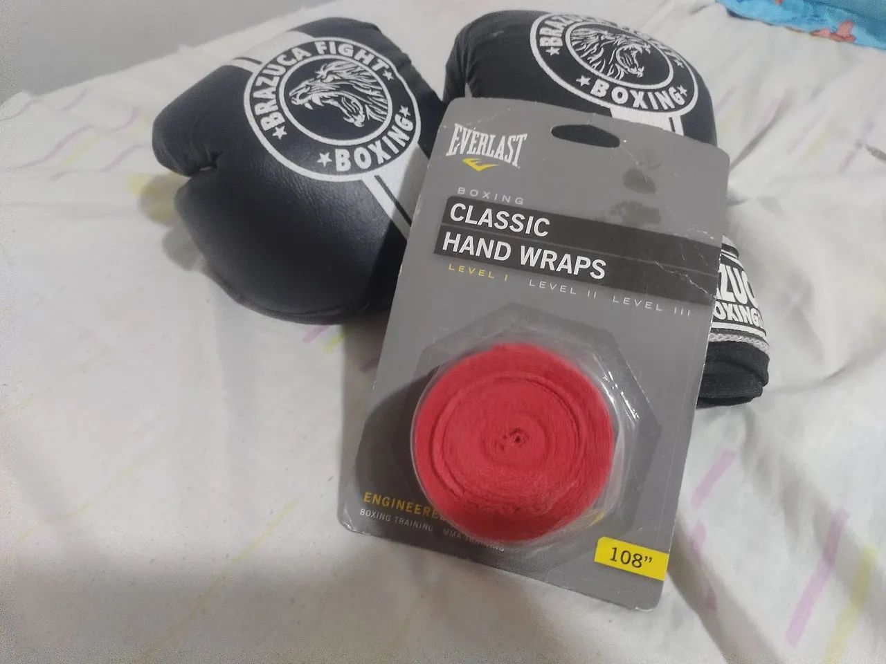 Kit Bandagem Vermelha Everlast+ Par de Luvas Brazuca Boxing 10oz