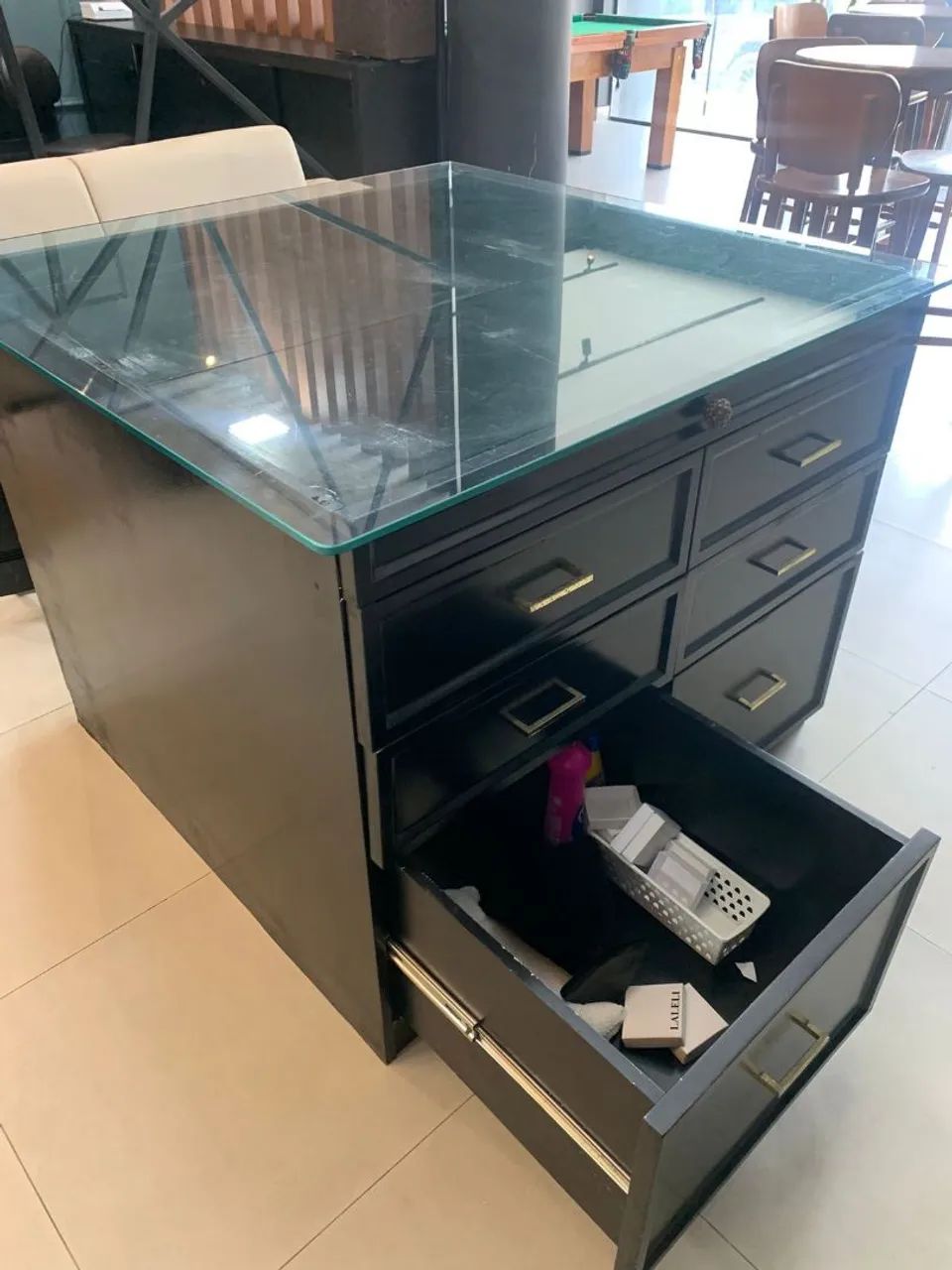 Vitrine Expositora para Loja com Tampo de Vidro e 12 Gavetas - Foto 5