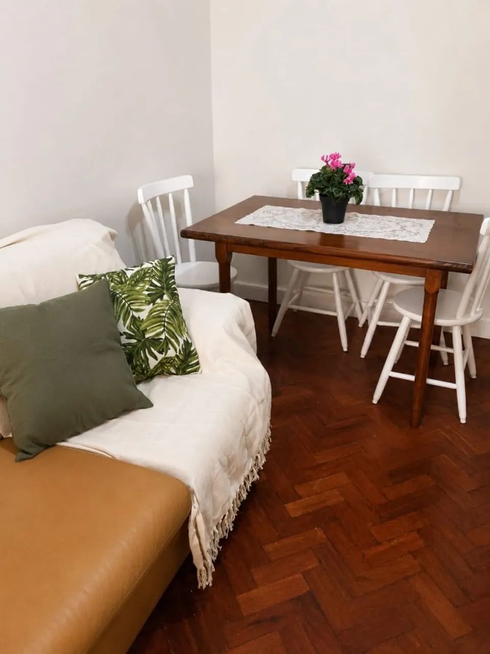Mesa de Madeira com 4 Cadeiras  - Foto 5