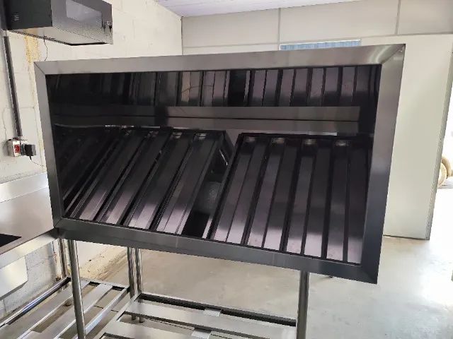 Coifa mural em inox para captação de vapores, largura aproximada 1,25 m