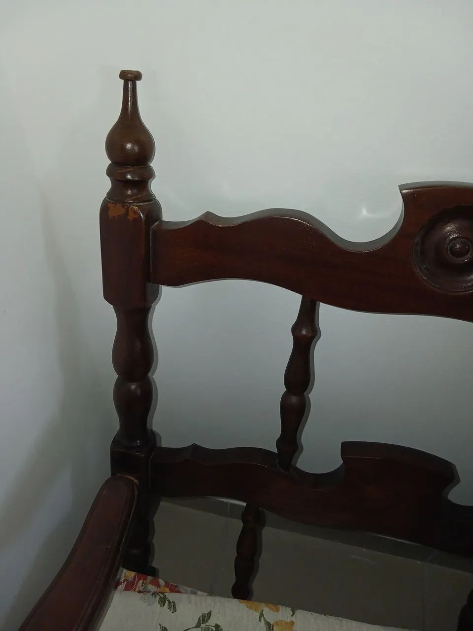 Duas poltronas de madeira modelo clássico  - Foto 3