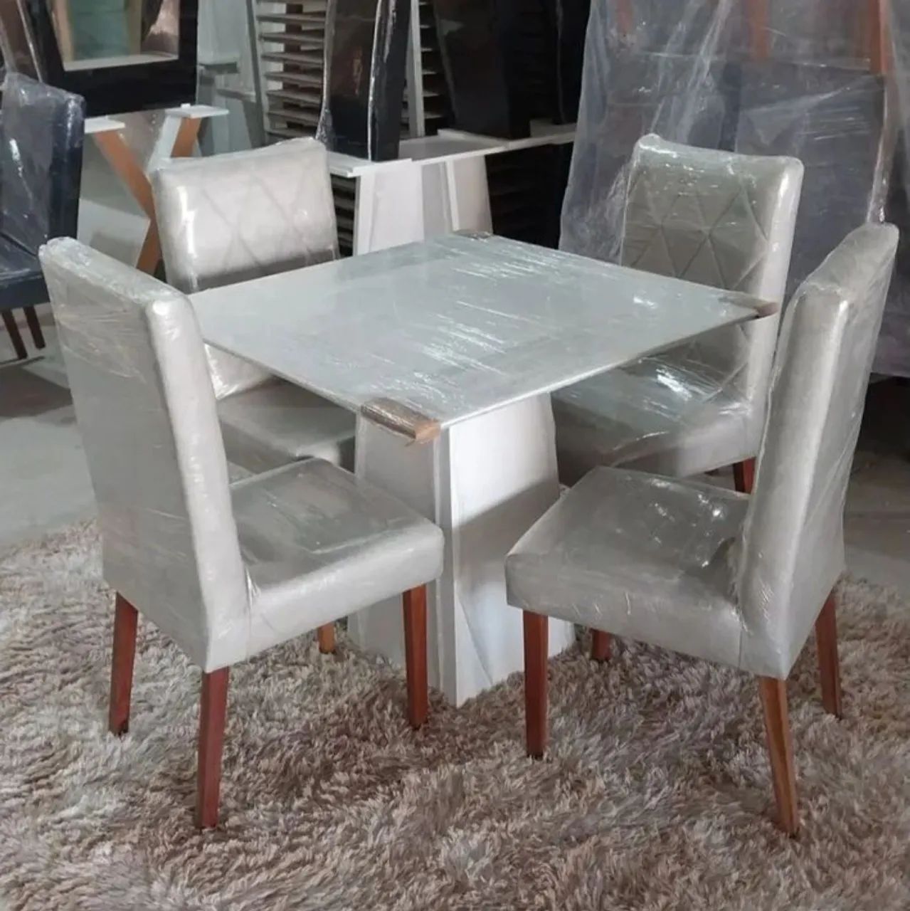 Conjunto Mesa 90x90 e 4 Cadeiras (NOVO) - Foto 4