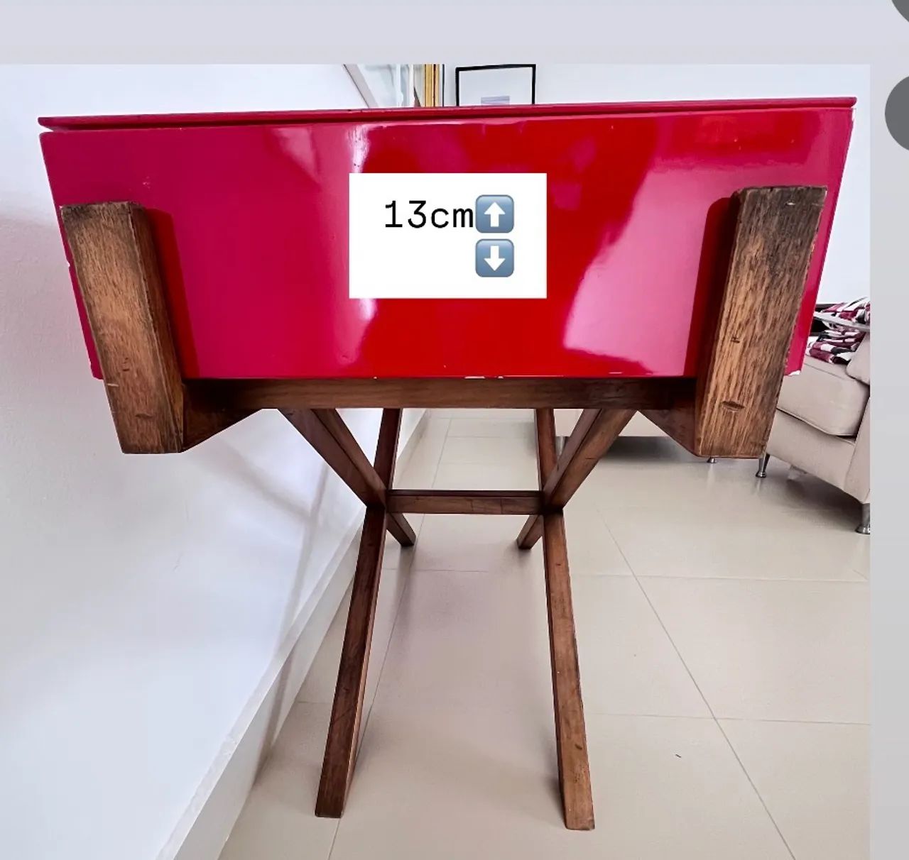 Mesa de Design com Tampo c laca Vermelha e Base de Madeira - Foto 4
