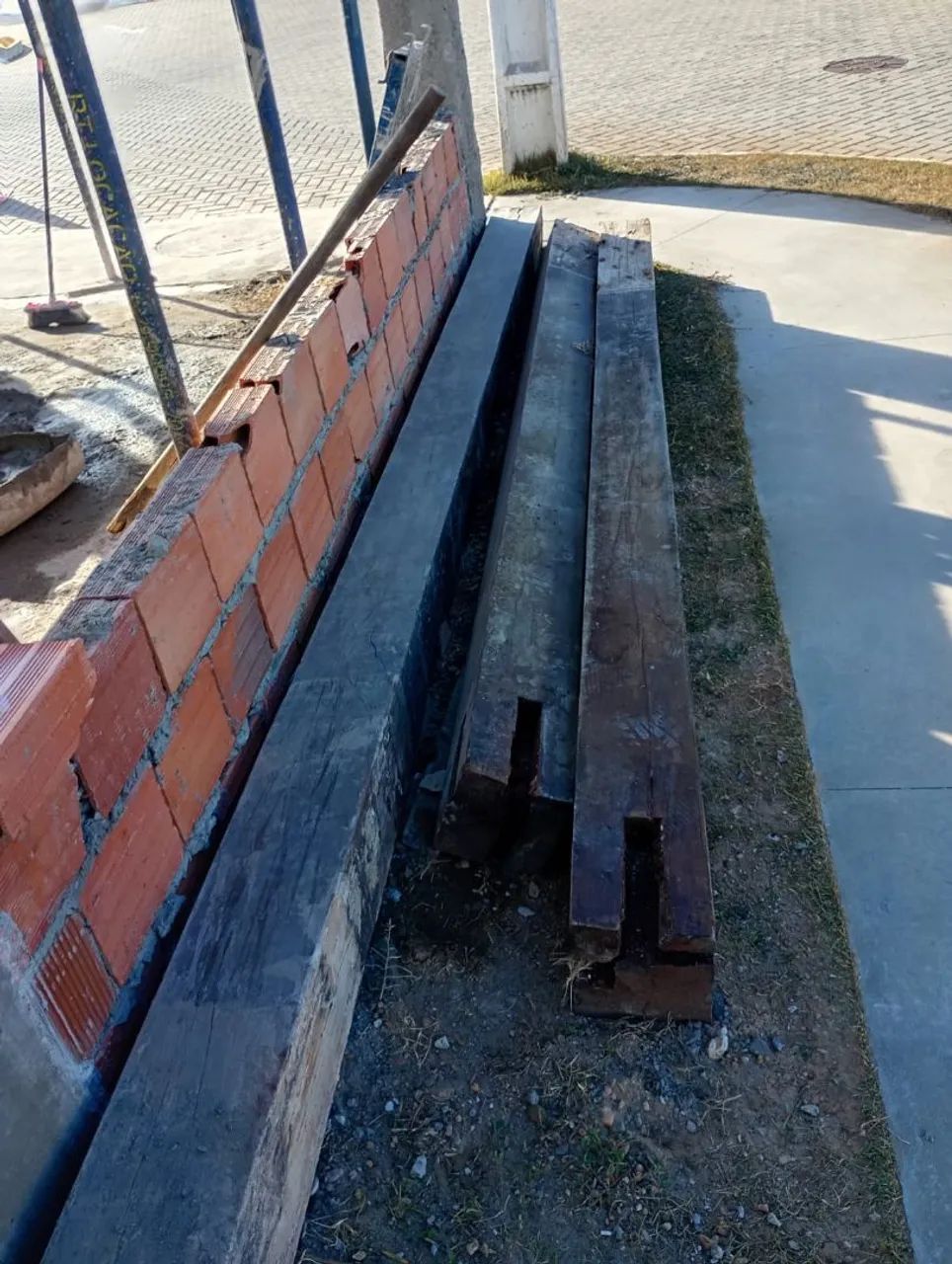 Mourão de madeira pura