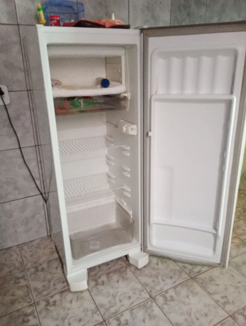 Vendo geladeira funcionando  - Foto 5