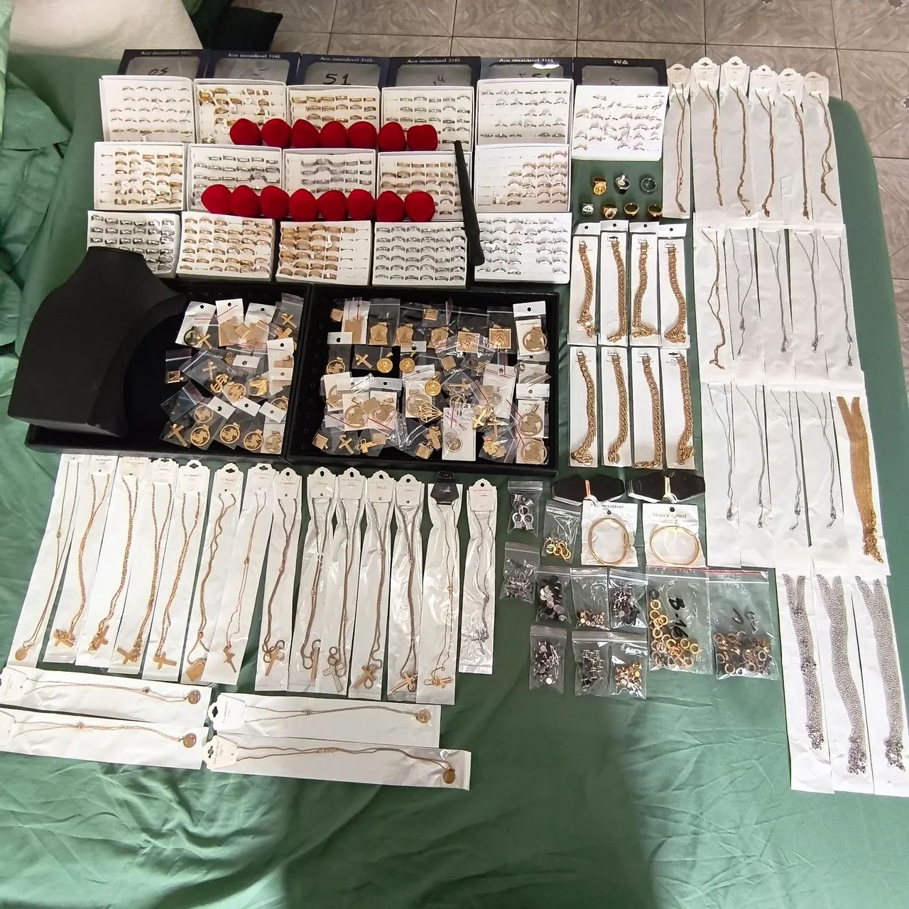 Lote de Bijuterias em Aço Inox Correntes Pulseiras Aneis Brincos Pingentes