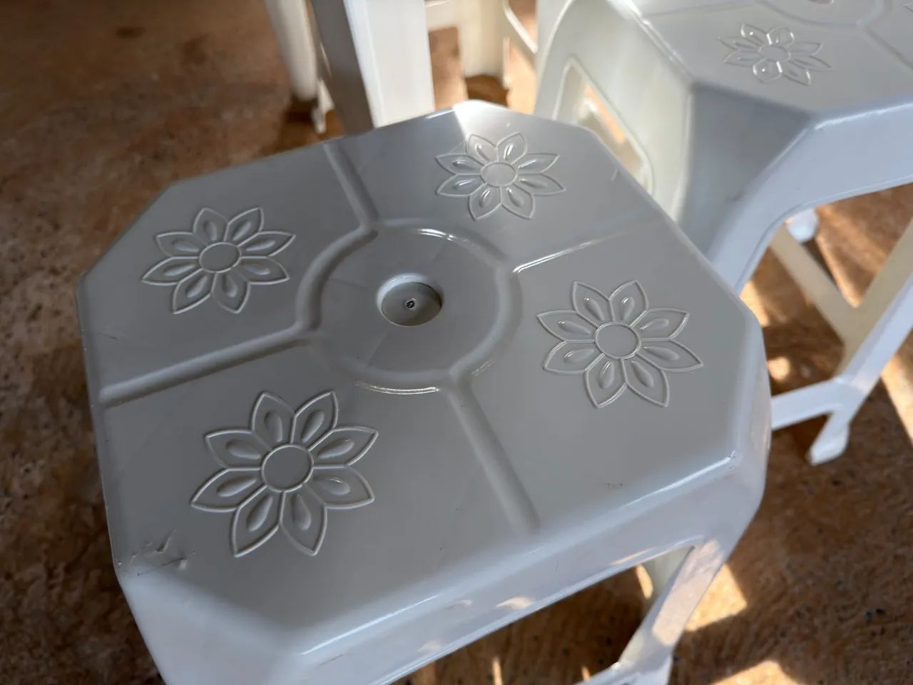 Mesa Branca de Plastico com 4 banquetas - Foto 3