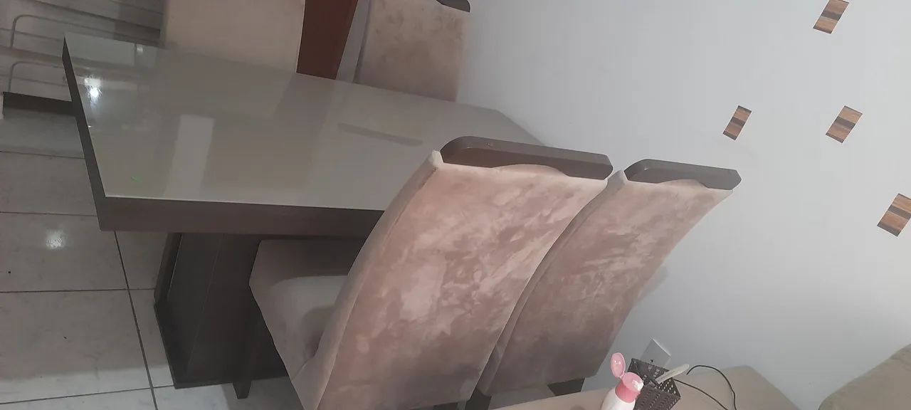 Mesa com 6 cadeiras 