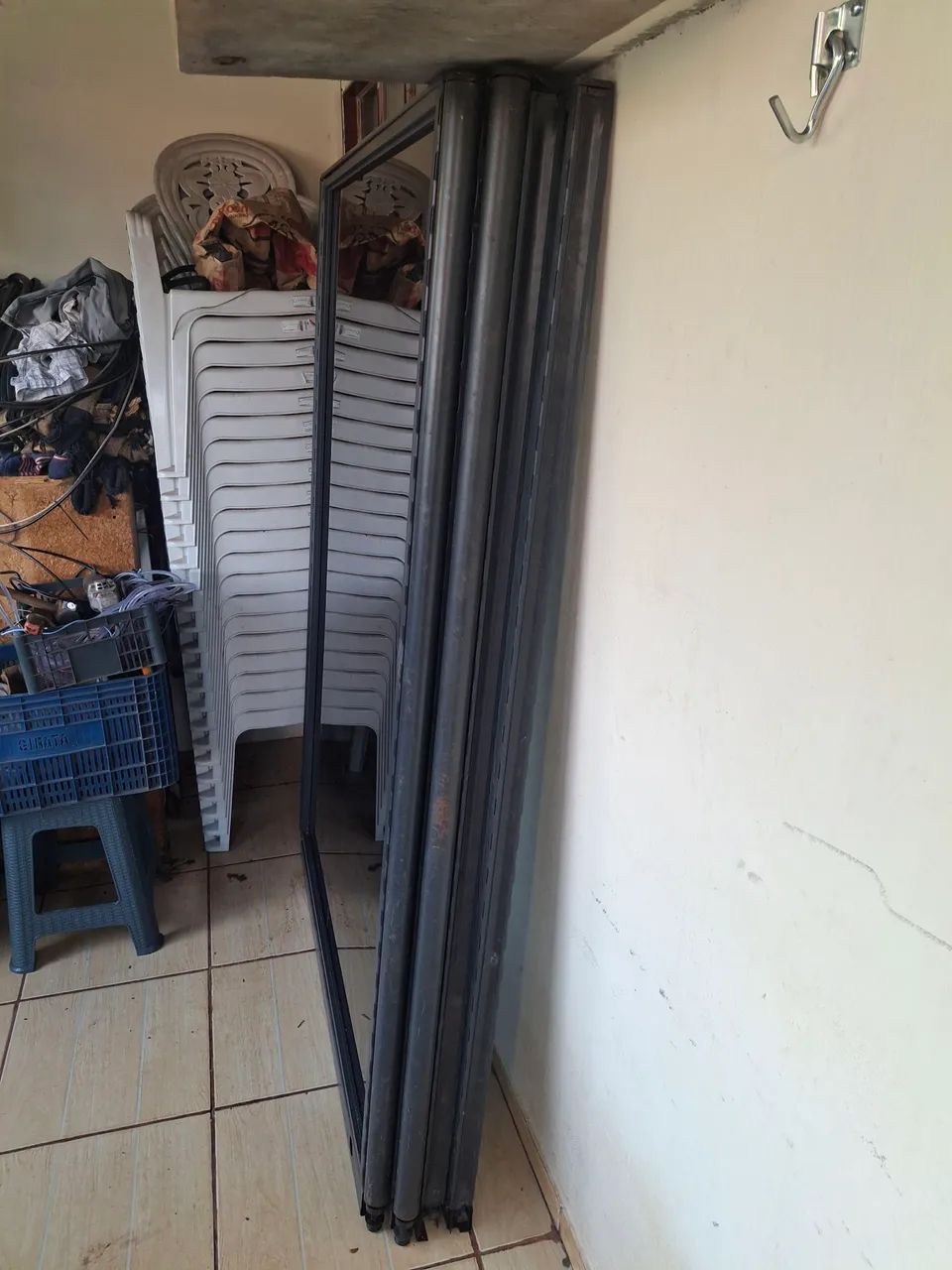 Divisórias de vidro(4), e eucatex(3), medidas: 1,20 X 1,80. R$110,00 cada.
