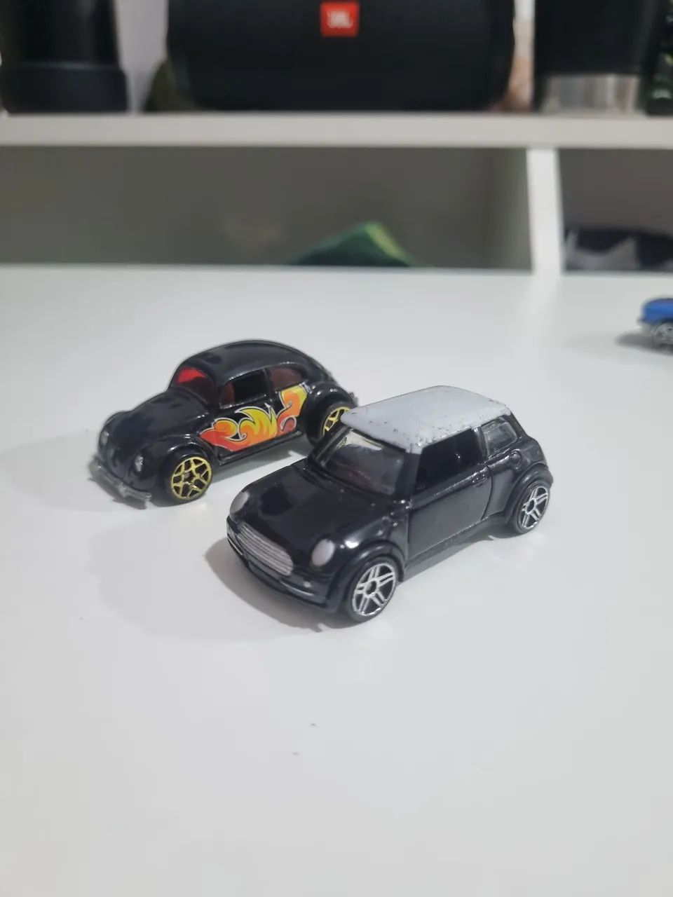  2 Carrinhos Miniaturas Hot Wheels - Fusca VW Bug 2006 E Mini Cooper - Foto 2