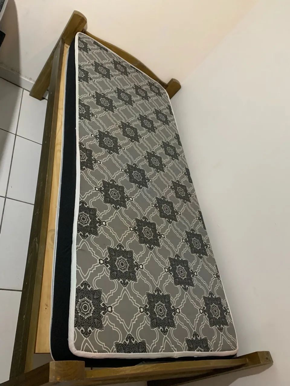Cama e colchão de solteiro 