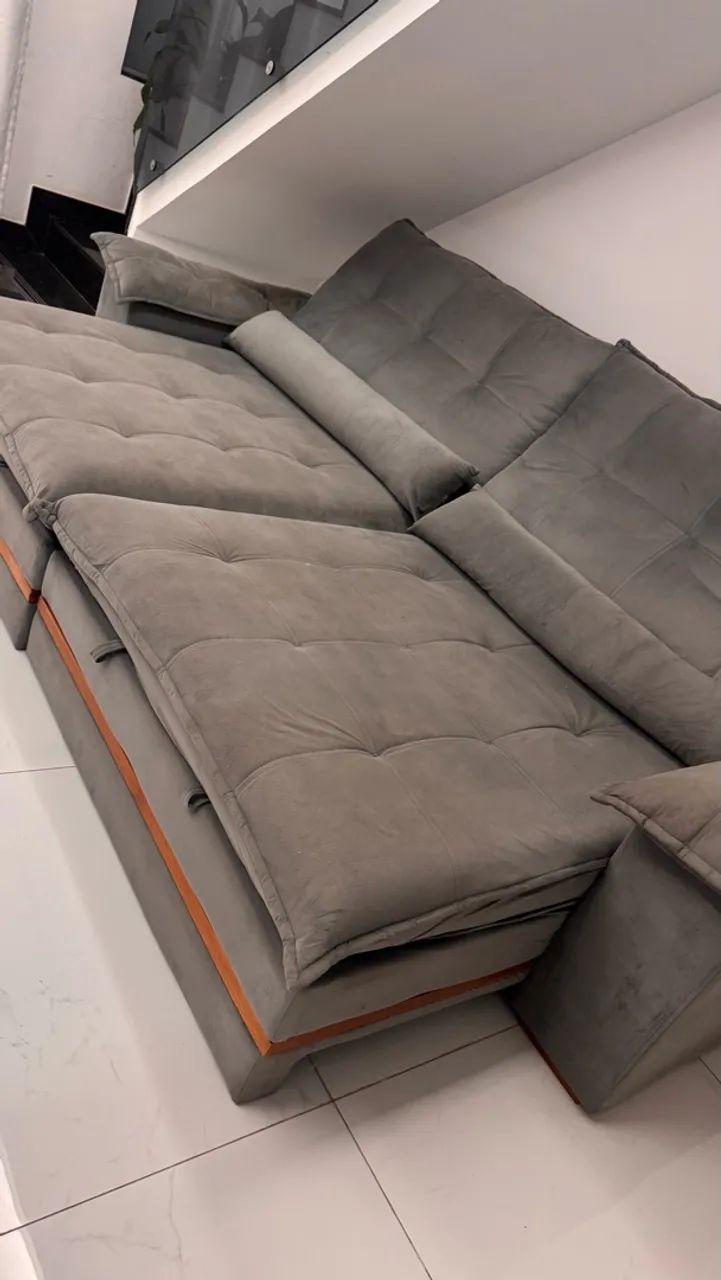 Sofá 2.80 retrátil Suede cinza  - Foto 2