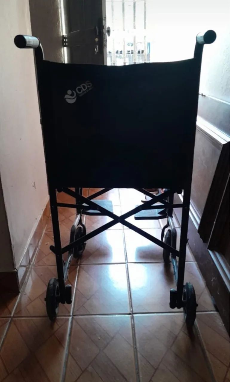 Cadeira de rodas semi nova 