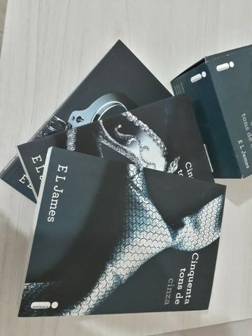 Box Livros Trilogia Cinquenta Tons De Cinza - Foto 2