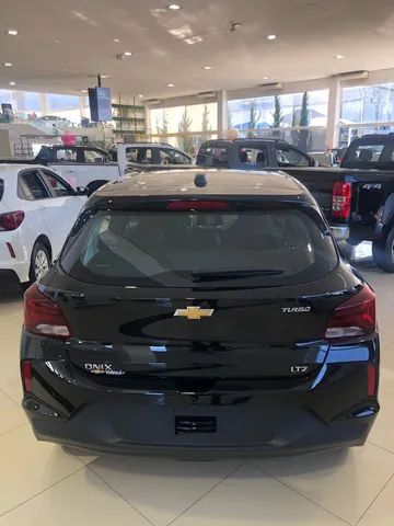 Detalhes novo Chevrolet Onix Hatch turbo LTZ preto ouro negro 2020 