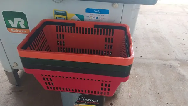 Cesta de Compras com Rodinhas 30L Della Plast Vermelho