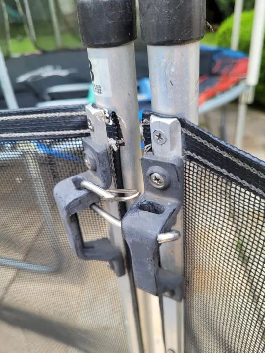 Tela usada de proteção piscina 