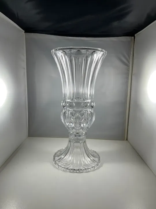 Vaso de vidro decorativo lapidado com pé redondo.
