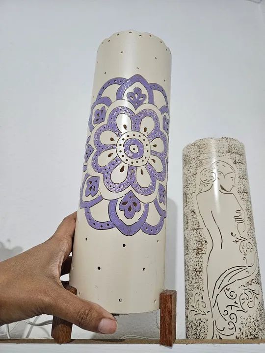 Luminária de Mesa Decorativa com Detalhe em  Corte a Laser PVC - Foto 2