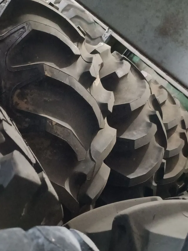Vendo Pneus 23.1-26 Goodyear 12 LONAS