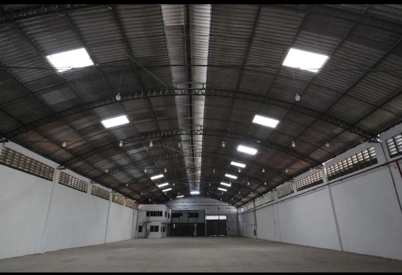 Alugo galpão, com docas e ampla área de manobra 