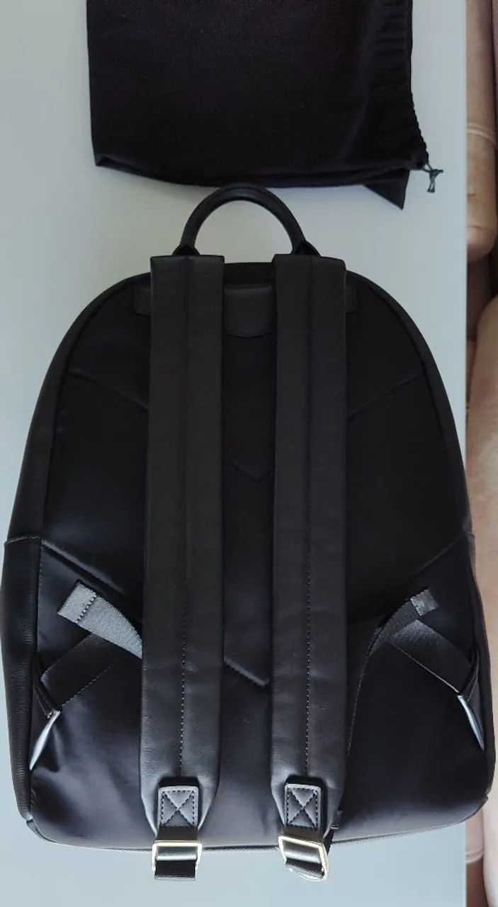 Mochila Emporio Armani ASV Saffiano leather round backpack with eagle plate - Foto 6