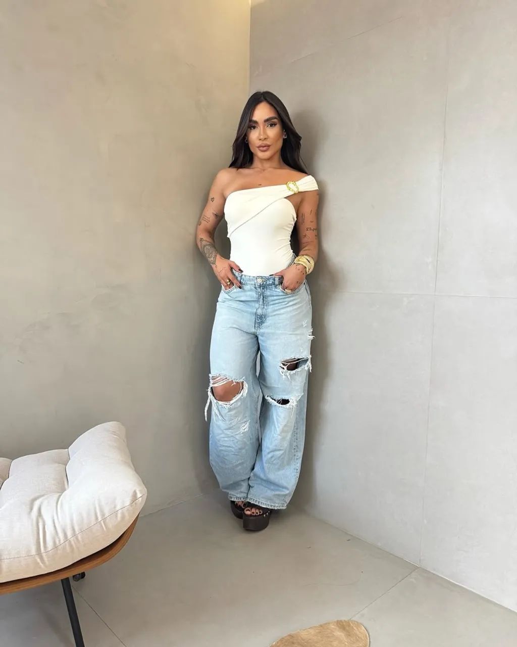 Body Branco Elegante com Detalhe Dourado e Jeans Destroyed - Foto 3