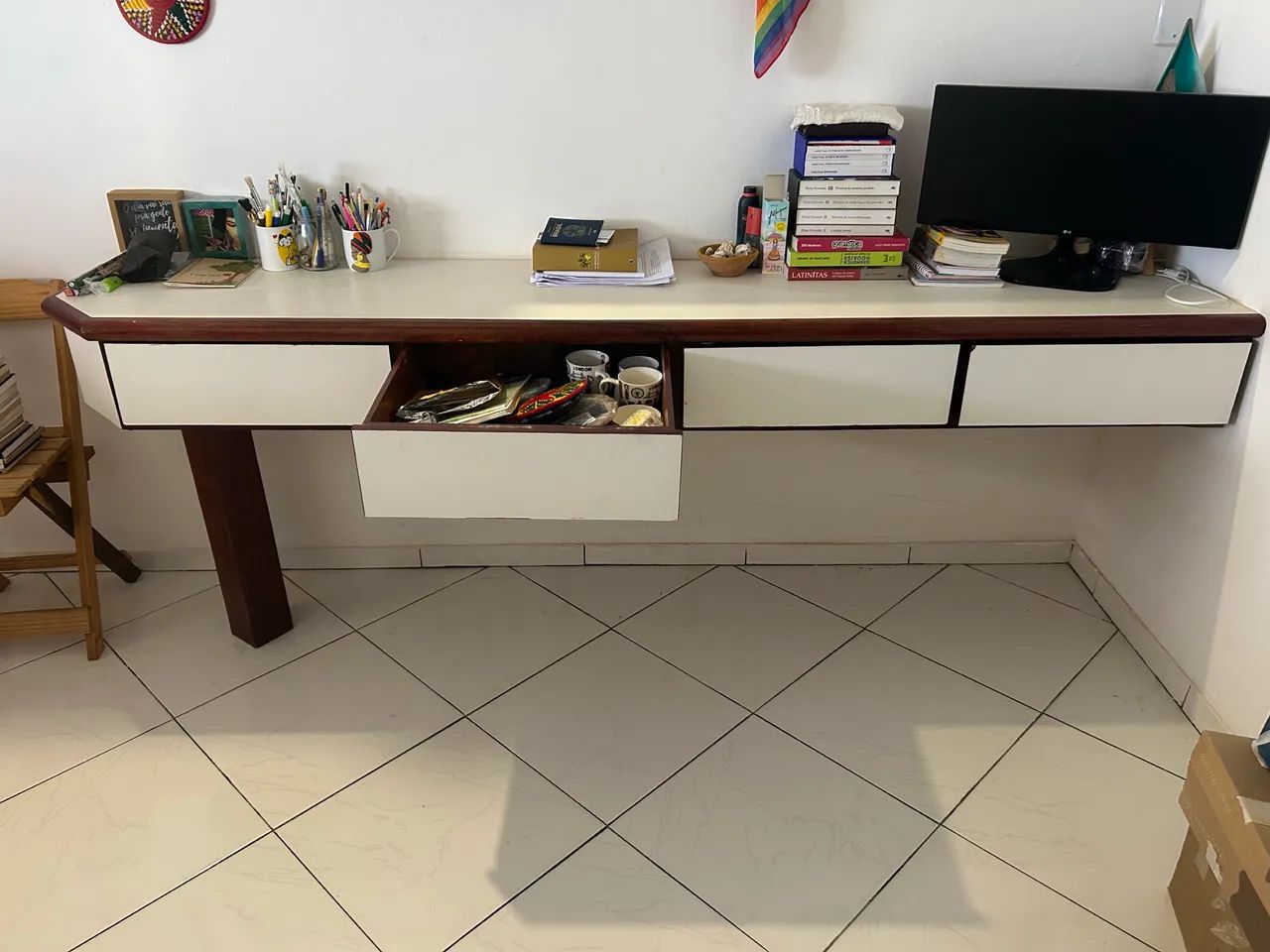 Escrivaninha de madeira64960531070723120