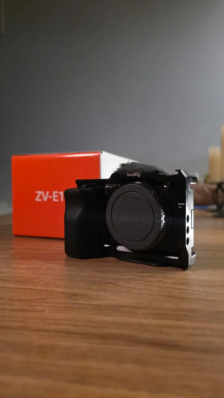 Câmera Sony ZV-E10 com Cage e Acessórios