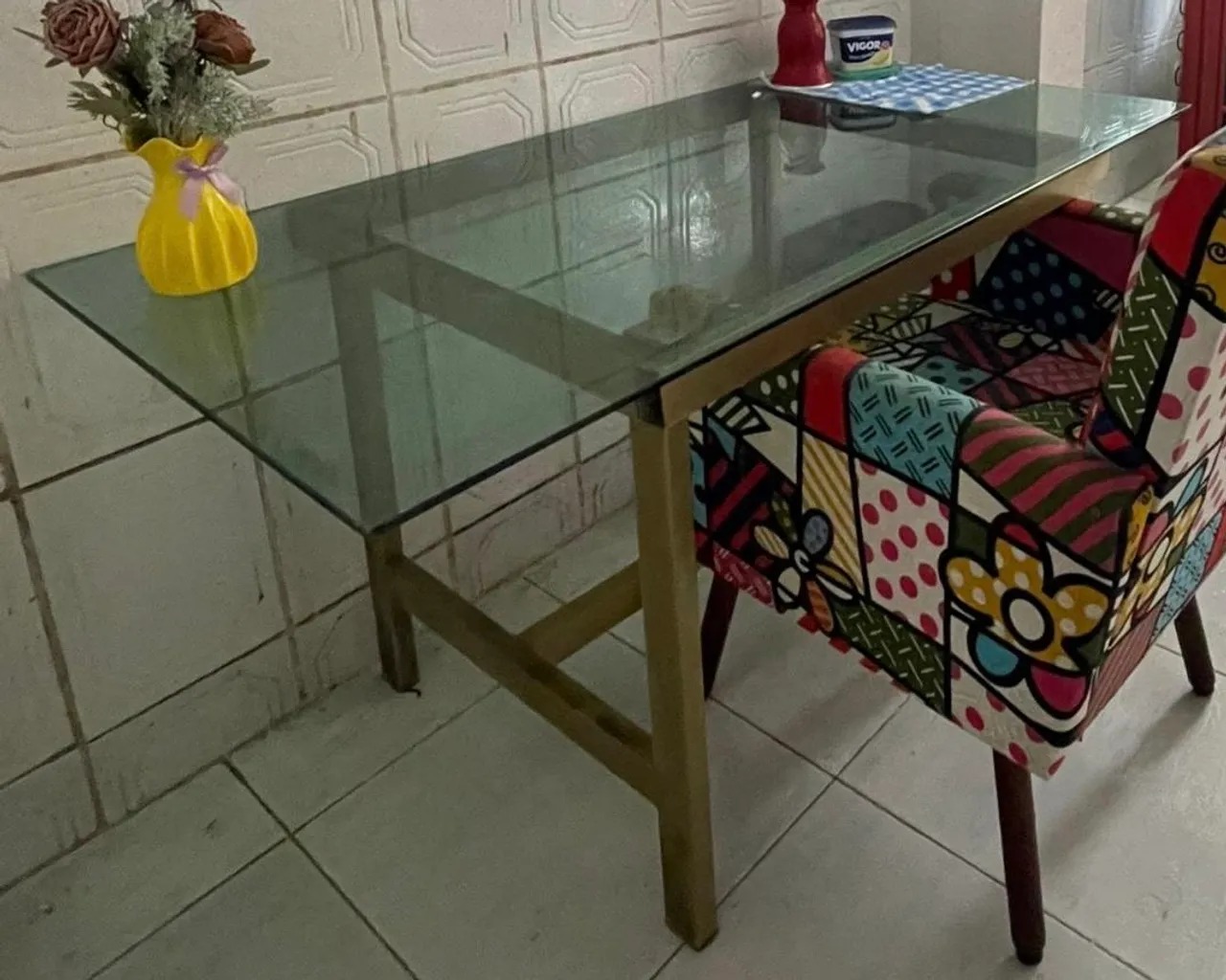 Mesa de vidro com estrutura dourada