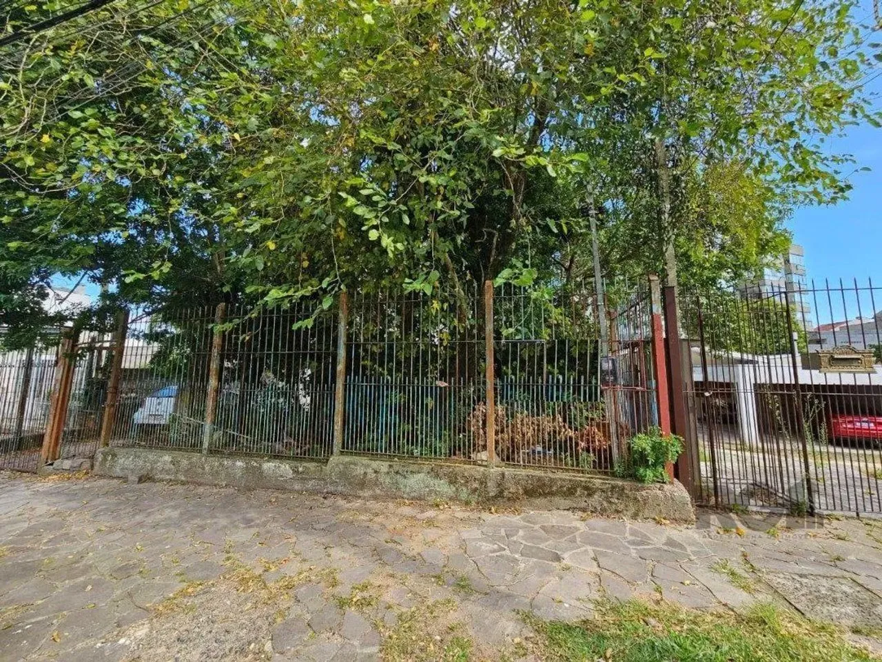 Terreno plano de 426 m², localizado na Rua Padre João Batista Reus,