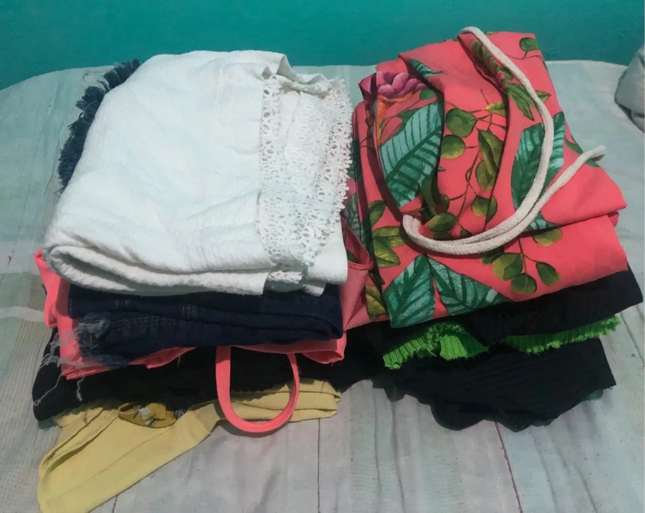 Vendo esse lote de roupas P e M 16 peças !